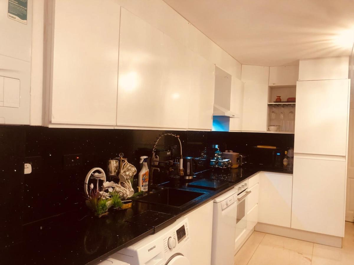 4 Bed House With Garden Holiday home *